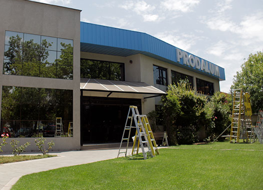 PRODALUM | Somos Expertos en Escalas, Ventanas, Espejos y Shower Door